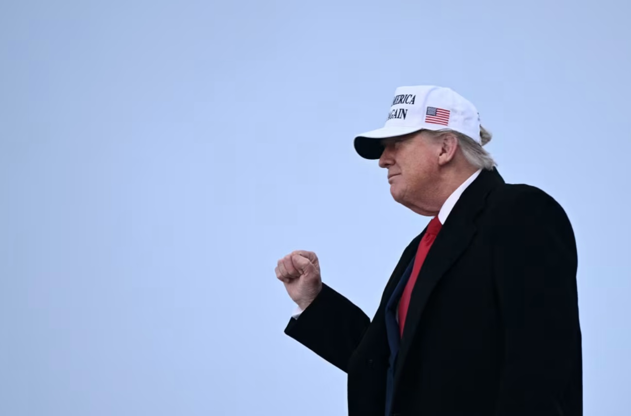 唐纳德·特朗普总统从空军一号抵达卡尔加里国际机场时举起拳头